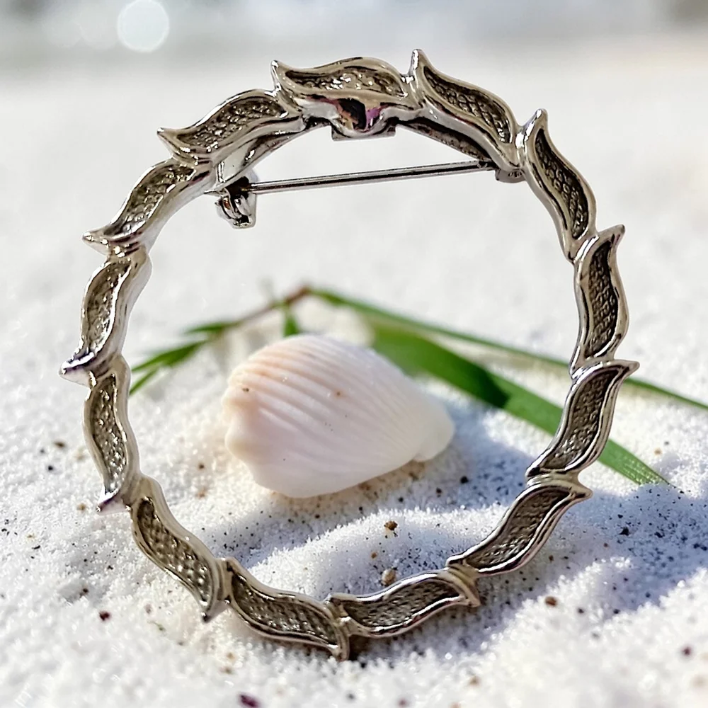 Gerrys Leaf Wreath Brooch Pin Round Circle Leaves‎ Vintage 70s Silver Tone MCM